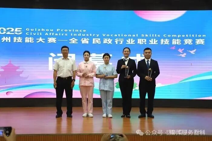 为一等奖选手颁奖